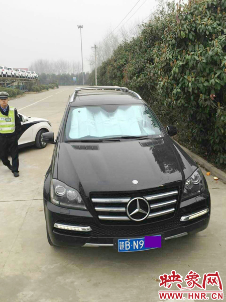 江西男子奔馳車中睡覺一氧化碳中毒，周口高速交警及時發(fā)現(xiàn)。