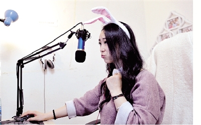 在一次直播中，小米戴上兔子頭飾，向網(wǎng)友賣萌