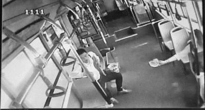 小情侶公交車上旁若無人吃西瓜，弄臟車廂環(huán)境引不滿。