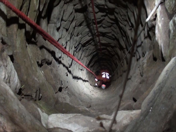 險！女子凌晨墜入15米深井 命懸一線