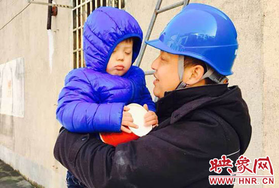 電工抱起孩子時(shí)，孩子還在睡。