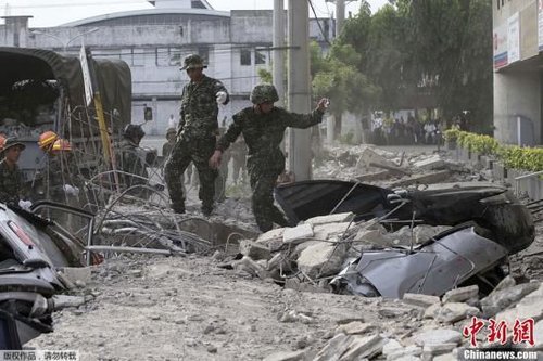 10月15日，菲律賓中部地區(qū)發(fā)生7.2級(jí)地震，災(zāi)情持續(xù)擴(kuò)大，菲官方稱地震已造成宿務(wù)、保和等省份數(shù)十人遇難，數(shù)百人受傷，大批建筑物受損。圖為菲律賓軍方在搜救被困者。