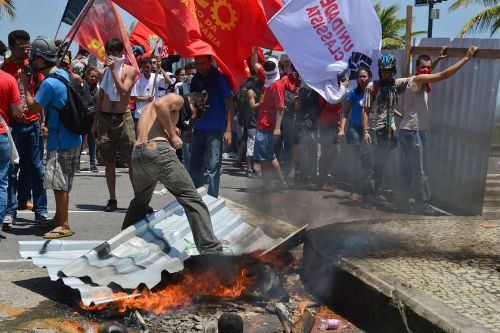 當(dāng)?shù)貢r間10月21日，巴西里約熱內(nèi)盧近海一座油田舉行開采權(quán)競標(biāo)，引發(fā)示威者抗議，與負(fù)責(zé)安保的大量配槍巡邏士兵發(fā)生沖突。 CFP