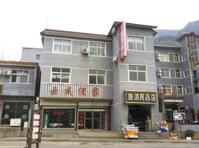 今年，胡萬(wàn)林涉嫌非法行醫(yī)的地點(diǎn)，就在這座農(nóng)家賓館內(nèi)。