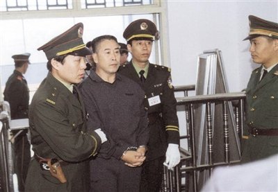 2000年9月30日，河南商丘，胡萬(wàn)林被法警押上法庭。