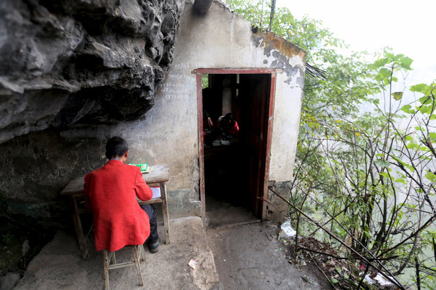 左邊是絕壁，右邊是懸崖，這樣一個讓人“倒吸涼氣”的地方，卻是袁老師的“辦公室”。