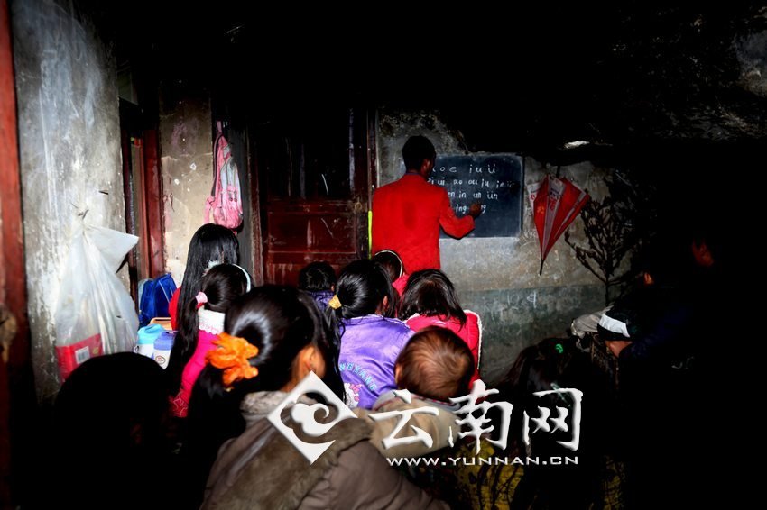 由于受到當地人歧視，大鍋圈的孩子們沒有外出求學的機會，只能在這樣的簡易房里學習