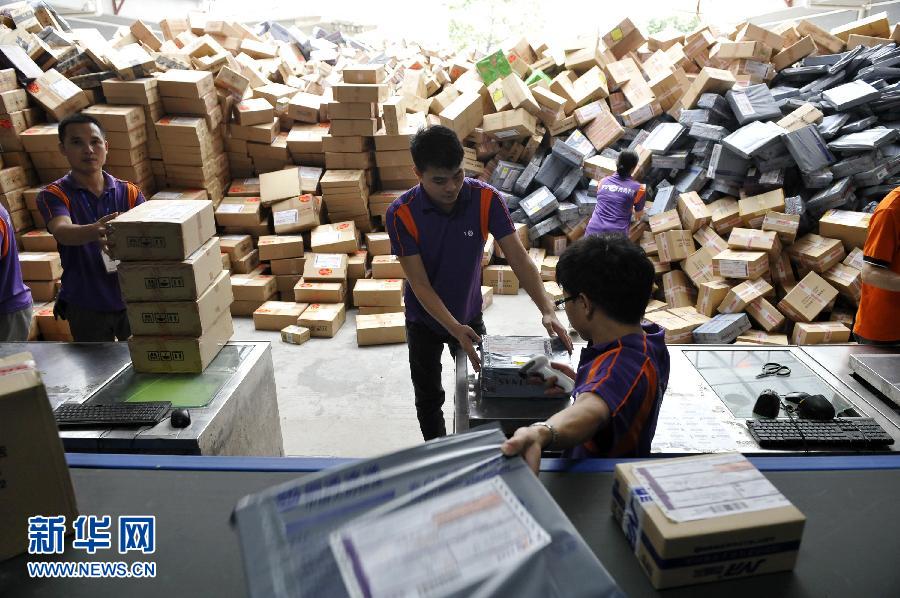 11月11日，在圓通公司廣州一處分揀站，工作人員加緊掃描快件。