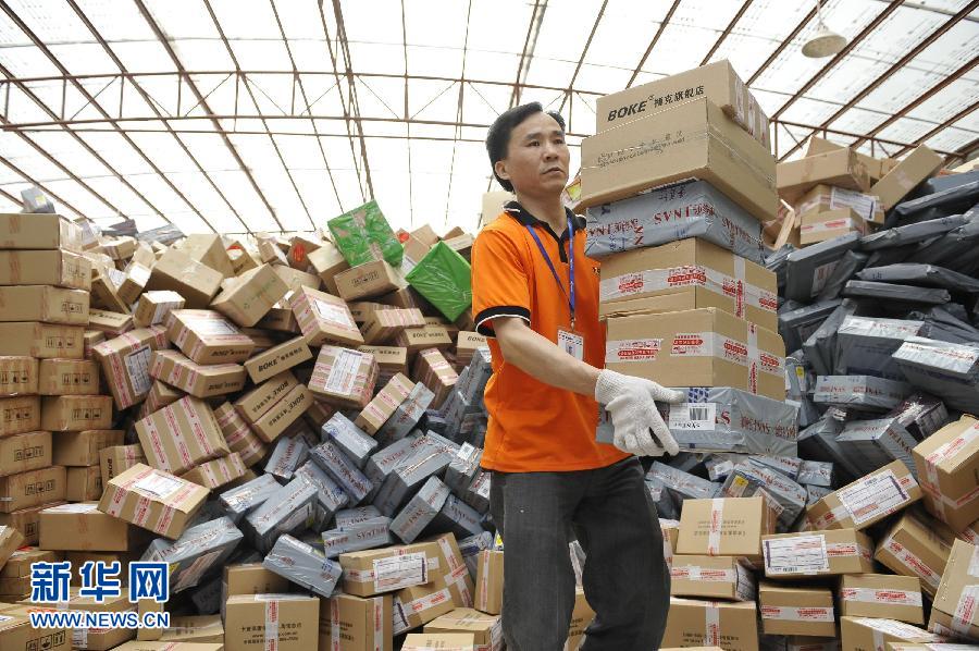 　11月11日，在圓通公司廣州一處分揀站，工作人員加緊處理堆積如山的快件。