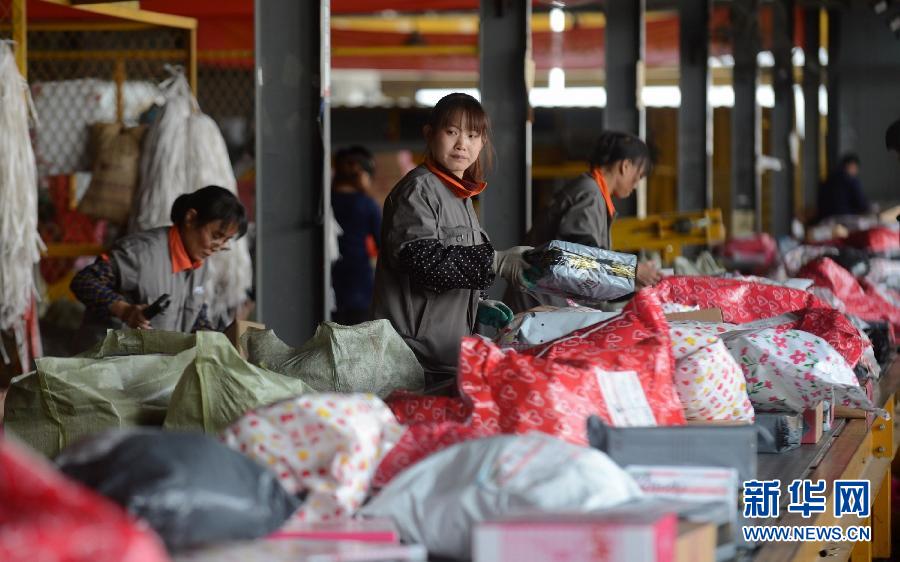 11月11日，一家快遞公司的工作人員正在分揀快件。