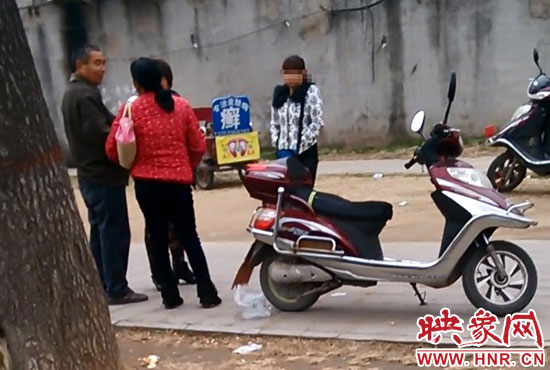 幾名中年婦女在拉客 幾名中年婦女在拉客