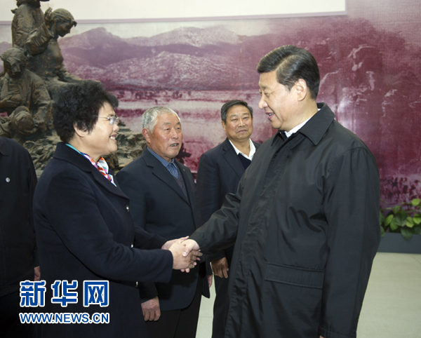 25日上午，習近平在臨沂華東革命烈士陵園參觀沂蒙精神展并會見當地先進模范和當年支前模范后代代表。