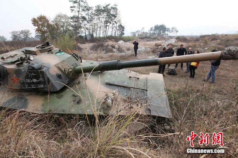 12月4日，浙江臺(tái)州，人們?cè)谔箍饲皣^。