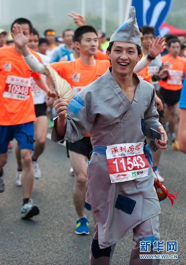 12月8日，一名選手身著“濟公”服裝參加比賽。