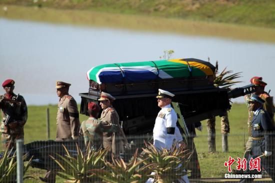 圖為南非海、陸、空三軍首腦為曼德拉護(hù)靈。宋方燦 攝