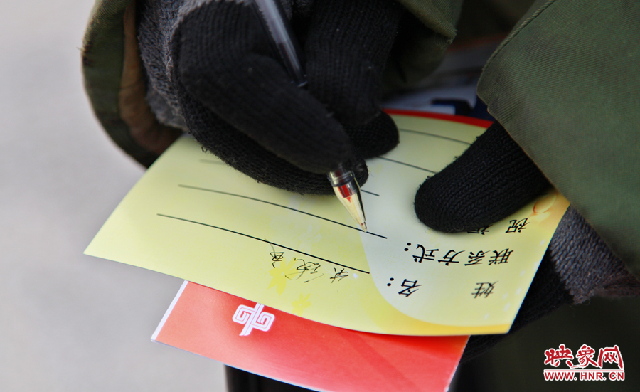 市民填寫地鐵祝?？? width=