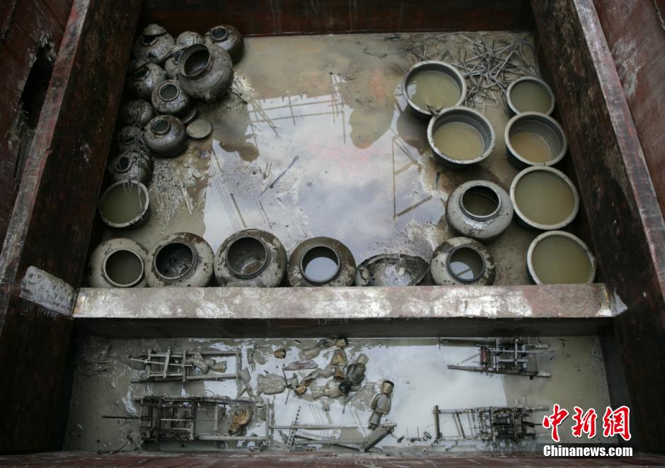 圖為漢墓群發(fā)掘現(xiàn)場出土了大量珍貴文物。