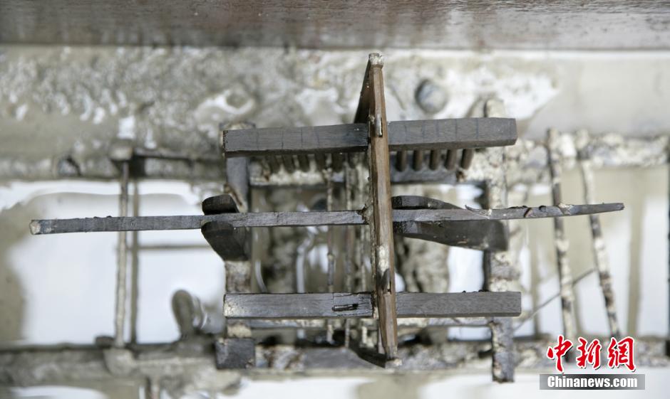 圖為蜀錦織機(jī)仿真蜀錦織機(jī)，為我國唯一有出土單位、完整保存的織機(jī)模型。