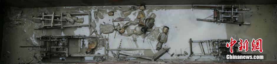 圖為考古現(xiàn)場發(fā)現(xiàn)保存完整的織機(jī)模型。