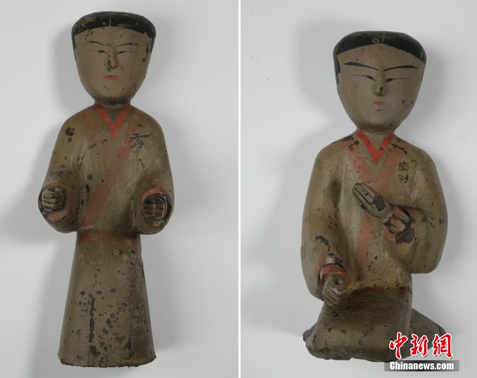 圖為出土的彩繪木俑。