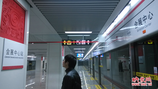 會(huì)展中心站，兩塊牌子的站點(diǎn)名稱英文翻譯也不相同