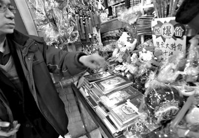 12月27日，世紀天鼎購物廣場的一位商戶表示，今年的賀卡明顯沒有前幾年好賣。新京報記者 王貴彬 攝