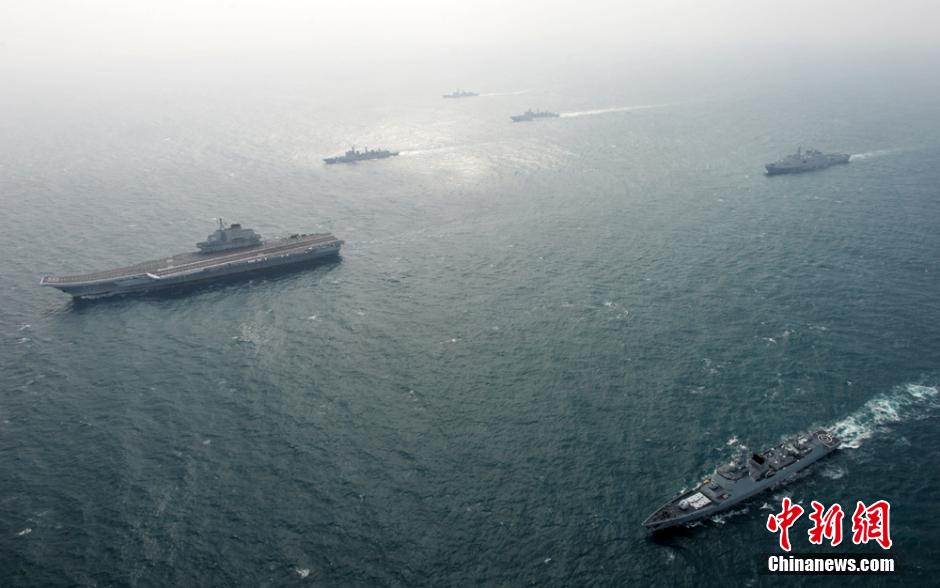 圖為遼寧艦與水面艦艇進行協(xié)同訓(xùn)練。中新社發(fā) 胡鍇冰 攝