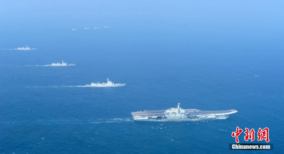 圖為遼寧艦與水面艦艇、飛機進行協(xié)同訓(xùn)練。中新社發(fā) 胡鍇冰 攝