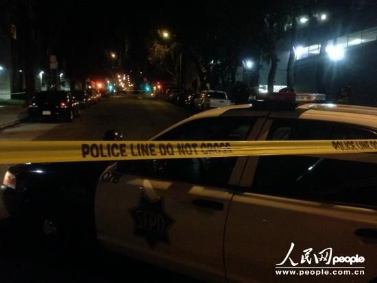 縱火案件發(fā)生在1月1日晚9時25分，舊金山當?shù)鼐胶拖绬T幾分鐘內(nèi)趕到事故現(xiàn)場，并迅速撲滅了火情。記者1日晚趕到現(xiàn)場時，領(lǐng)館正門所在區(qū)域已經(jīng)被警察封鎖。