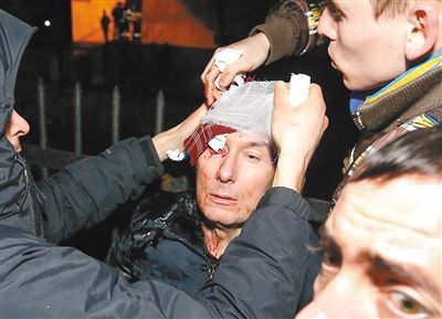 11日，基輔，遇襲受傷的反對派領導人盧岑科接受簡單救護。