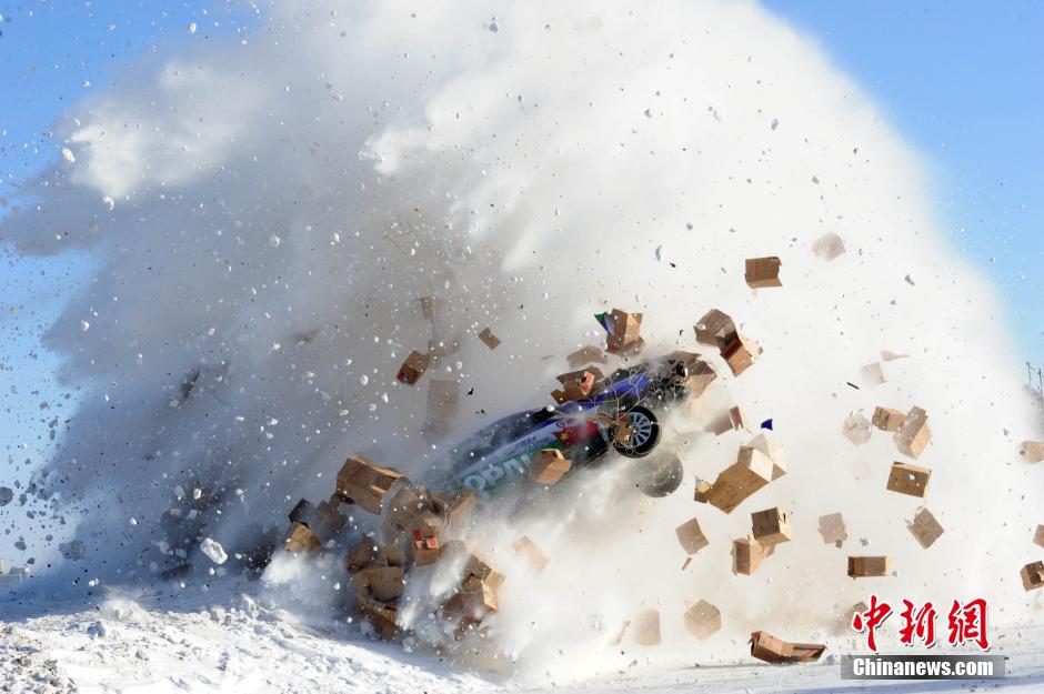圖為：謝雨均駕駛賽車在黑龍江黑河段飛越冰河。中新社發(fā) 邱齊龍 攝