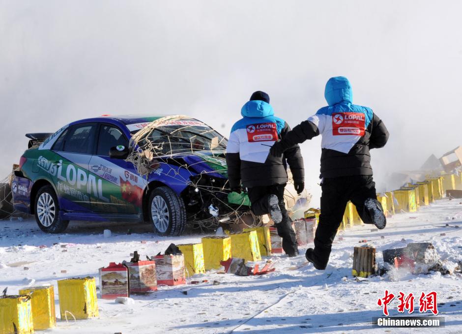 謝雨均駕駛賽車在黑龍江黑河段飛越冰河。中新社發(fā) 邱齊龍 攝