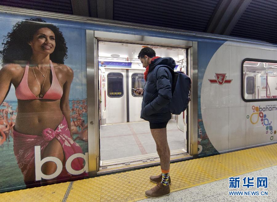 1月12日，在加拿大多倫多，一名只穿著內(nèi)褲的男子在車站等候地鐵。