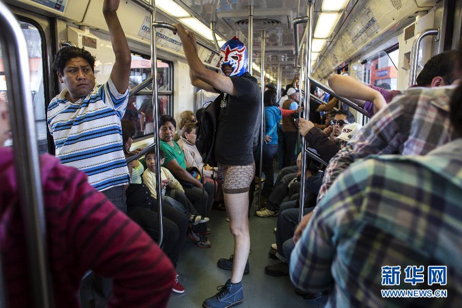 一名參加不穿褲子搭地鐵活動的男子站在地鐵車廂內(nèi)。