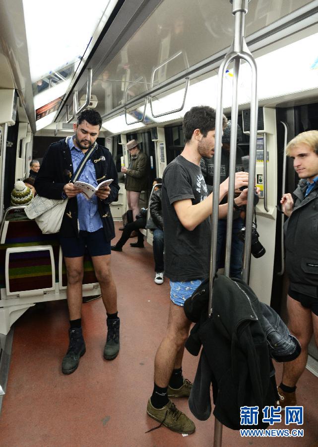 1月12日，在橫貫巴黎東西部的1號線地鐵車廂里，乘客只穿一條內(nèi)褲搭乘地鐵。