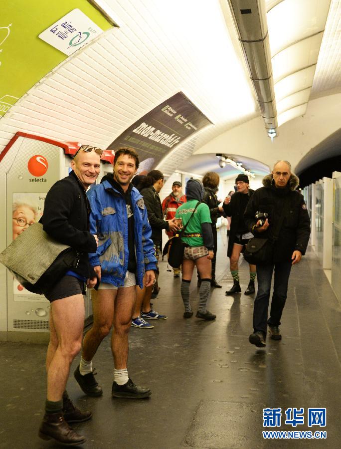 1月12日，在橫貫巴黎東西部的1號線地鐵車廂里，乘客只穿一條內(nèi)褲搭乘地鐵。