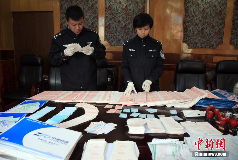 圖為查獲大量假火車票和制販工具（資料圖片）。