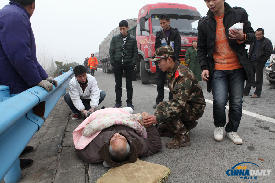 一名受傷群眾被救出。惠斌 攝