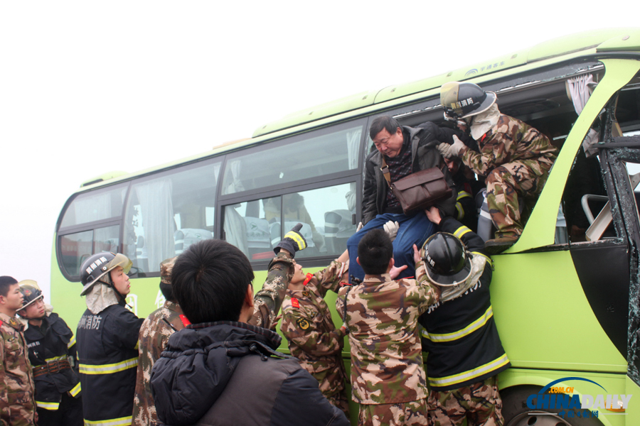 消防人員現(xiàn)場施救?；荼?攝