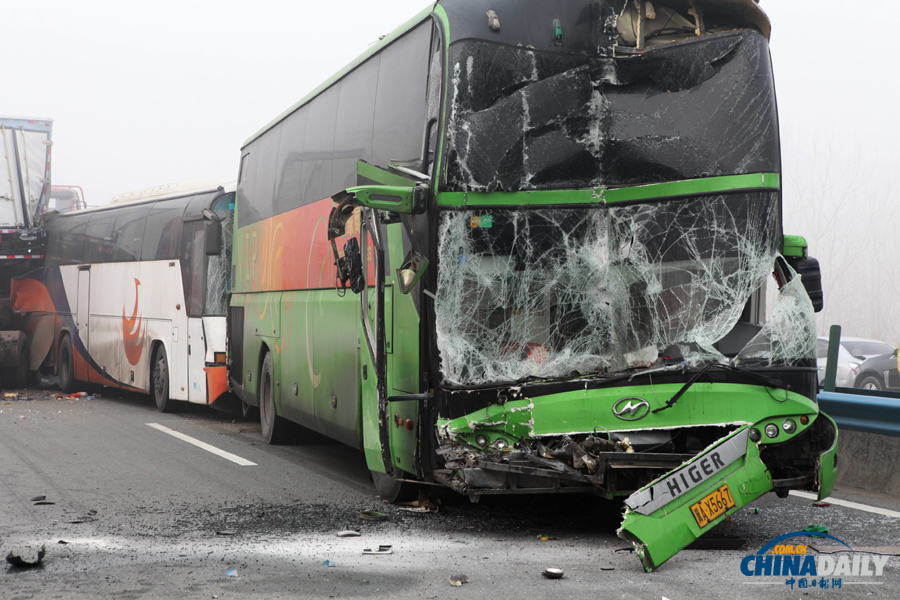 車禍救援現(xiàn)場?；荼?攝