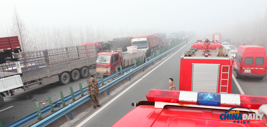 消防人員抵達事故現(xiàn)場?；荼?攝