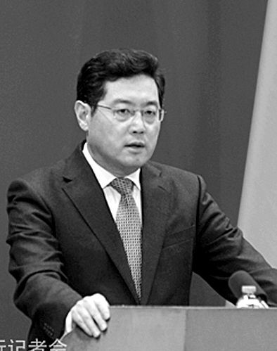 23日，秦剛在外交部例行記者會上。