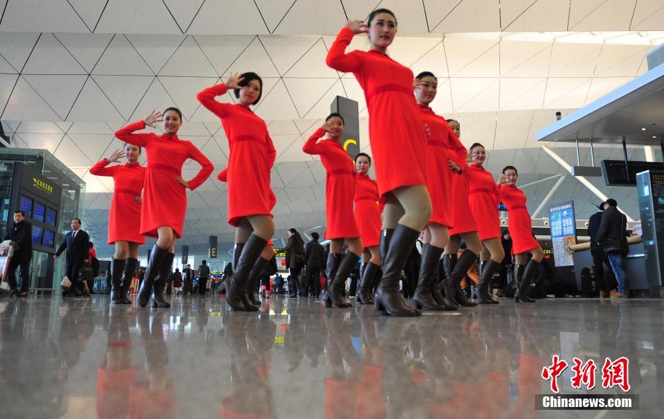 1月23日，機(jī)場(chǎng)工作人員在跳“快閃”舞蹈。