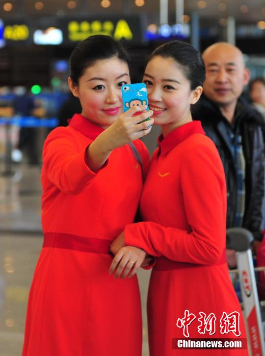 1月23日，機(jī)場(chǎng)工作人員在跳“快閃”舞蹈。