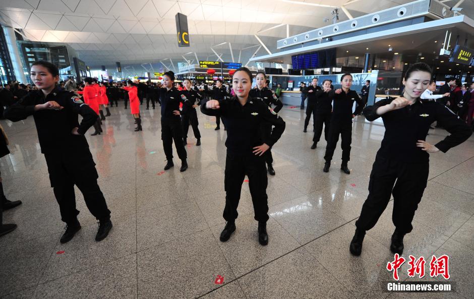 1月23日，機(jī)場(chǎng)工作人員在跳“快閃”舞蹈。
