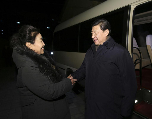 習(xí)近平27日晚看望了牛玉儒同志家屬。