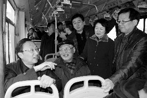 繆瑞林在車上與市民、乘委會委員交流 通訊員 卜照雪 攝