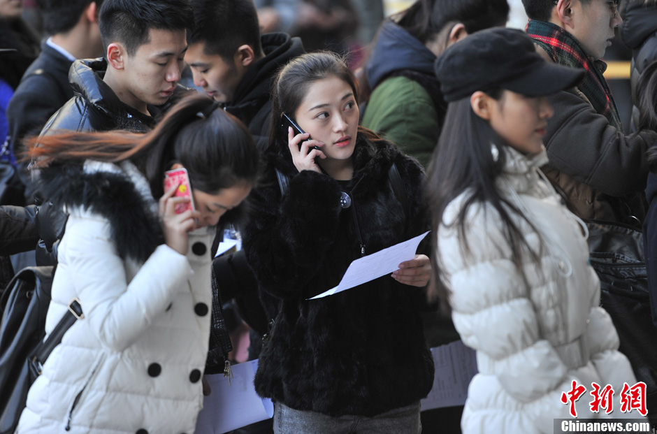 圖為表演系考生走出考場。