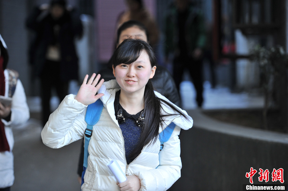 圖為表演系考生走出考場。