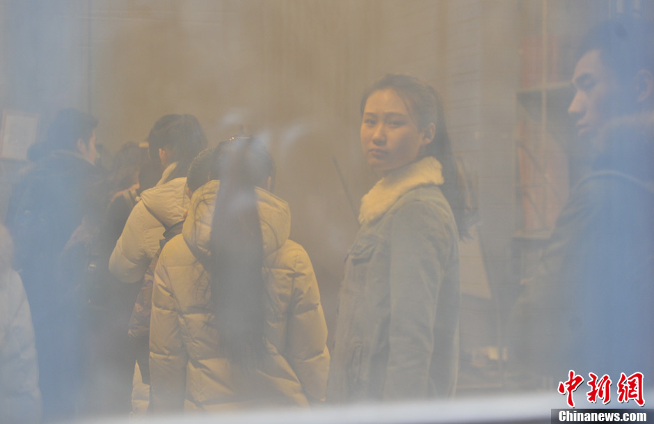 圖為表演系考生走出考場。